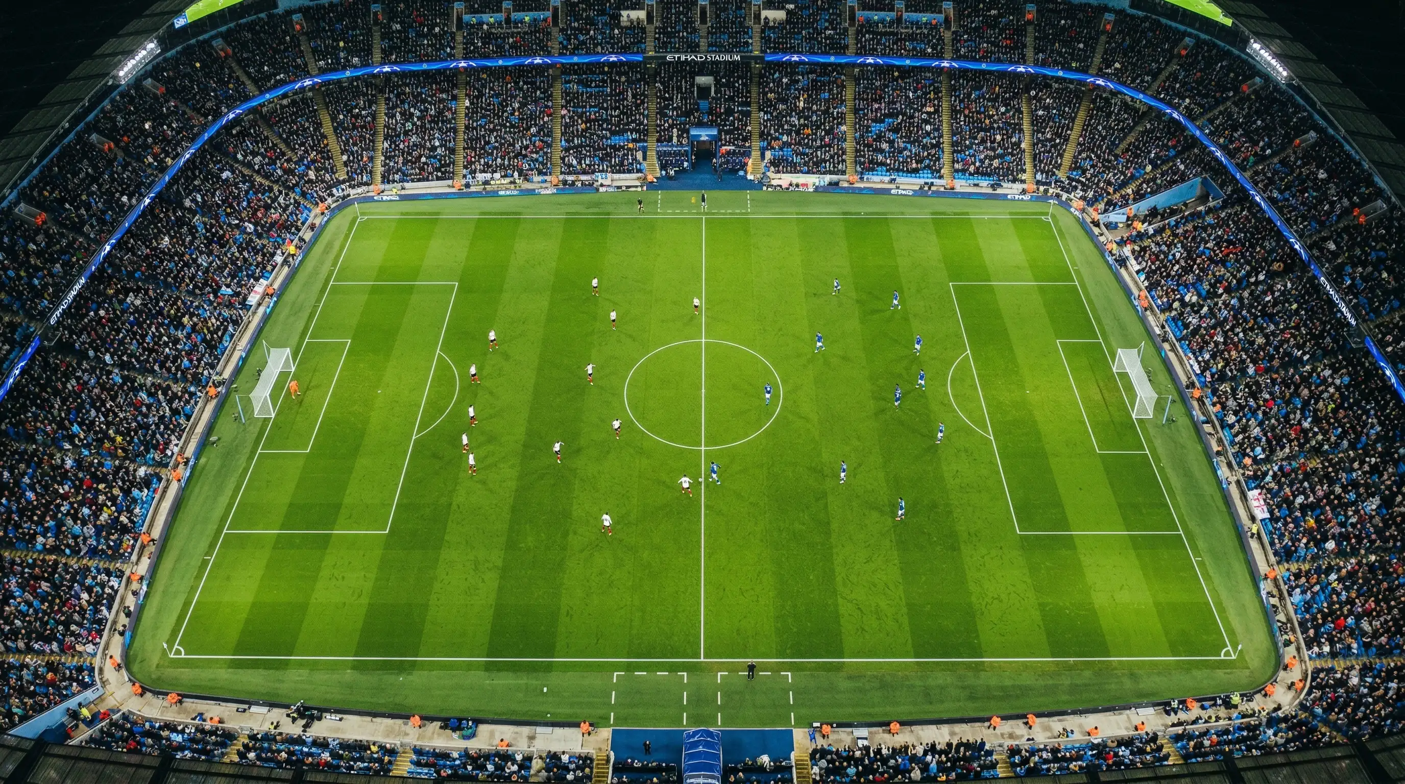 Vista aerea parcial de un campo de fútbol con jugadores en plena acción táctica