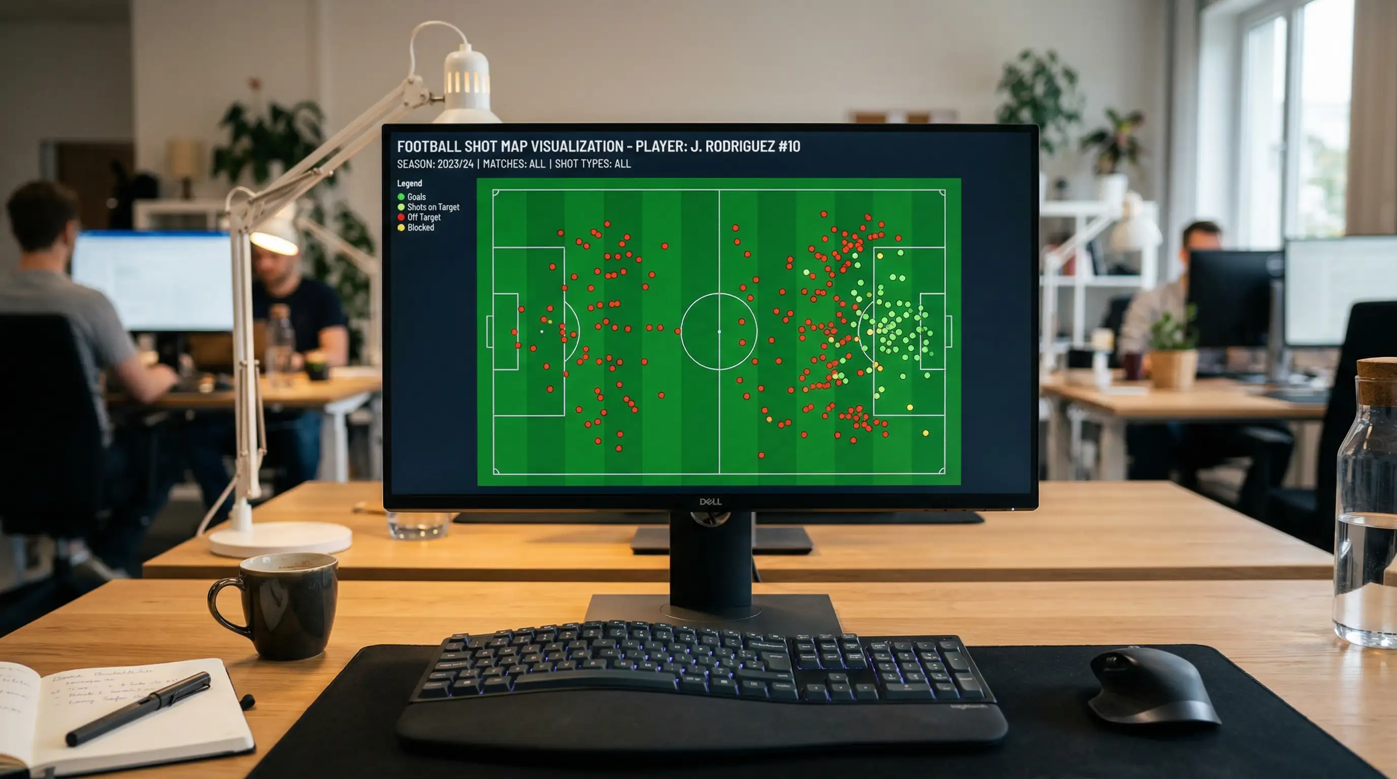 Monitor de ordenador mostrando un mapa de disparos de un partido de fútbol en una oficina